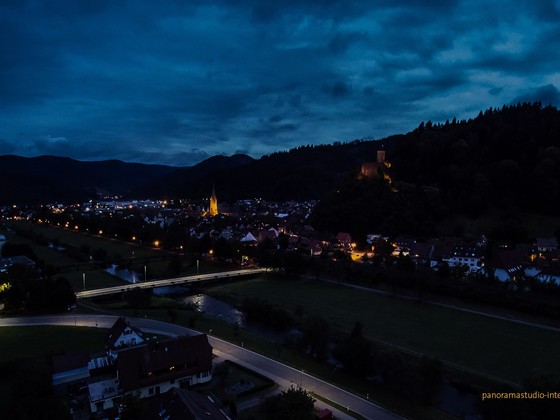 Stadt Hausach mit Burg Husen bei Nacht