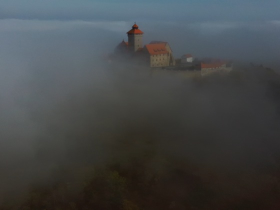 Veste Wachsenburg bei Holzhausen Thüringen im Nebel